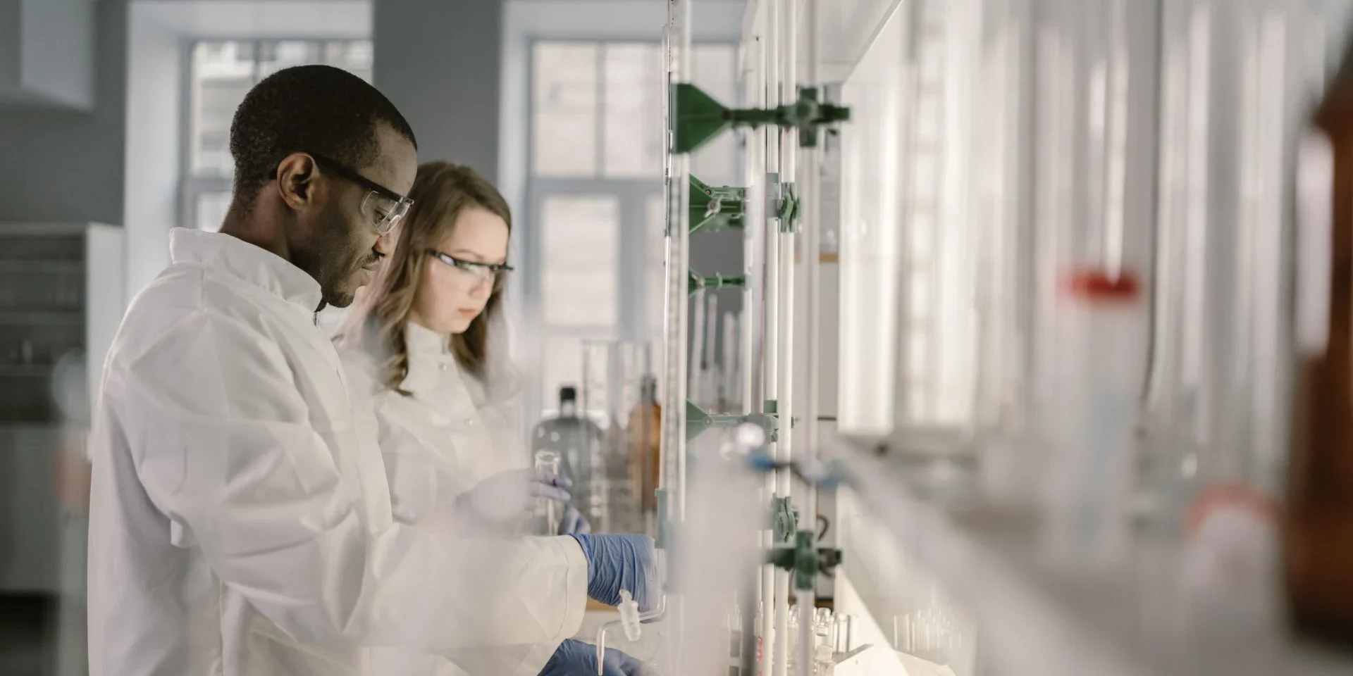 Pesquisadores da Biocsystems em laboratório